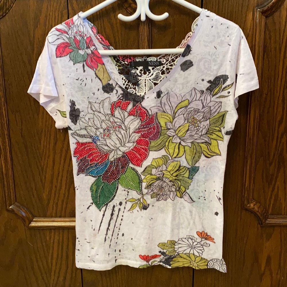 Fun and bright V-neck t-shirt size L